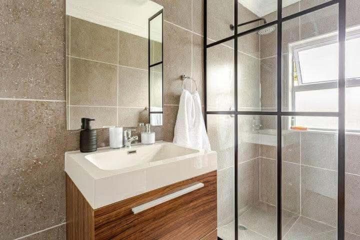 Caline VIP Mews
